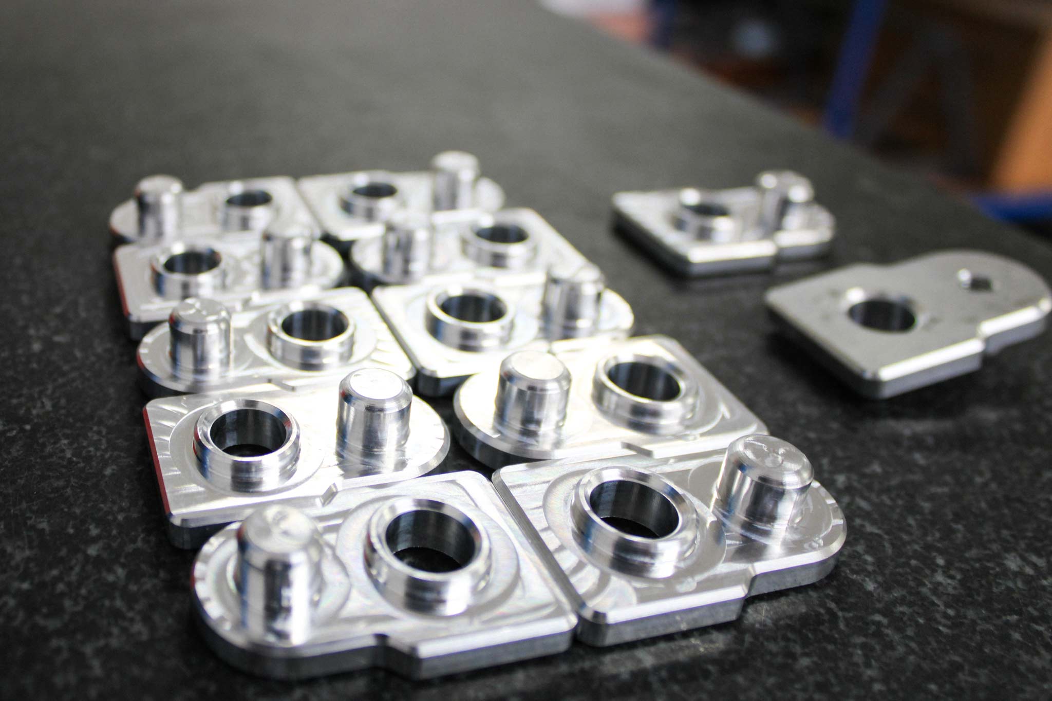 CNC-Frästeile auf einem Tisch