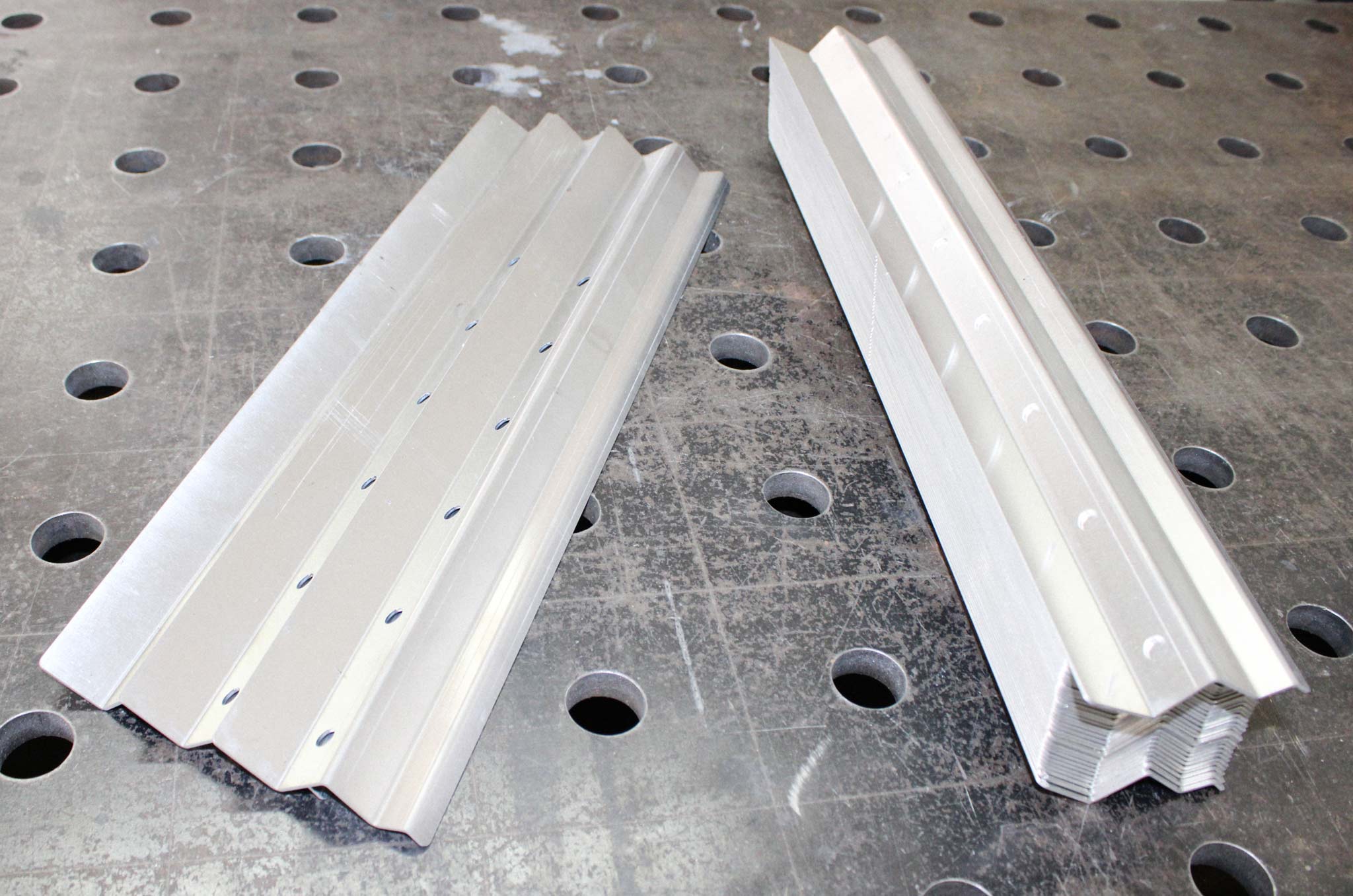 Gelaserte Metallteile auf Werkbank