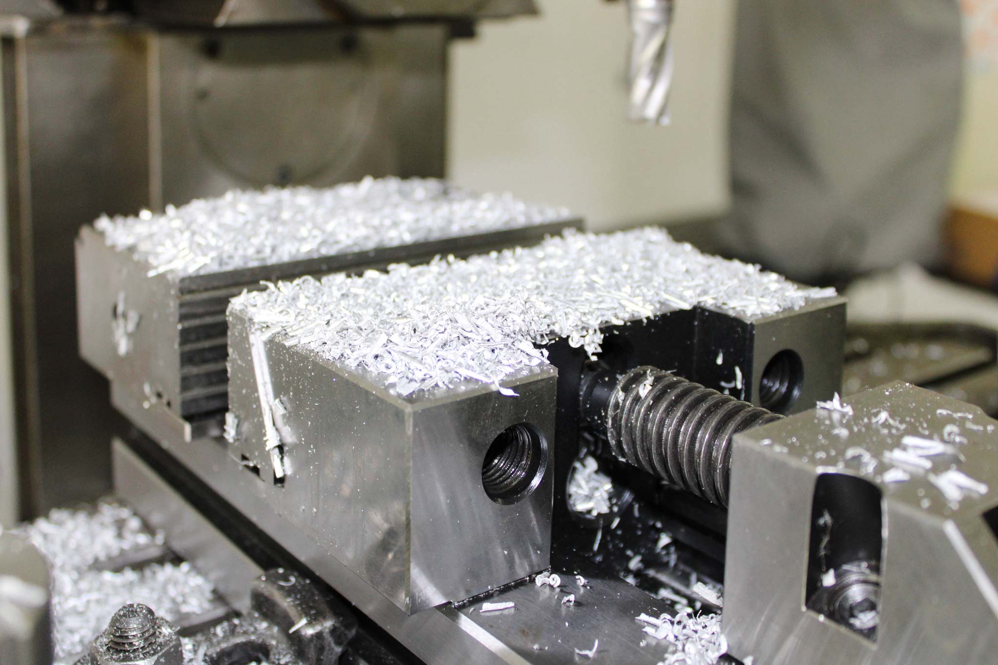 Metallspäne um einen Industriebohrer