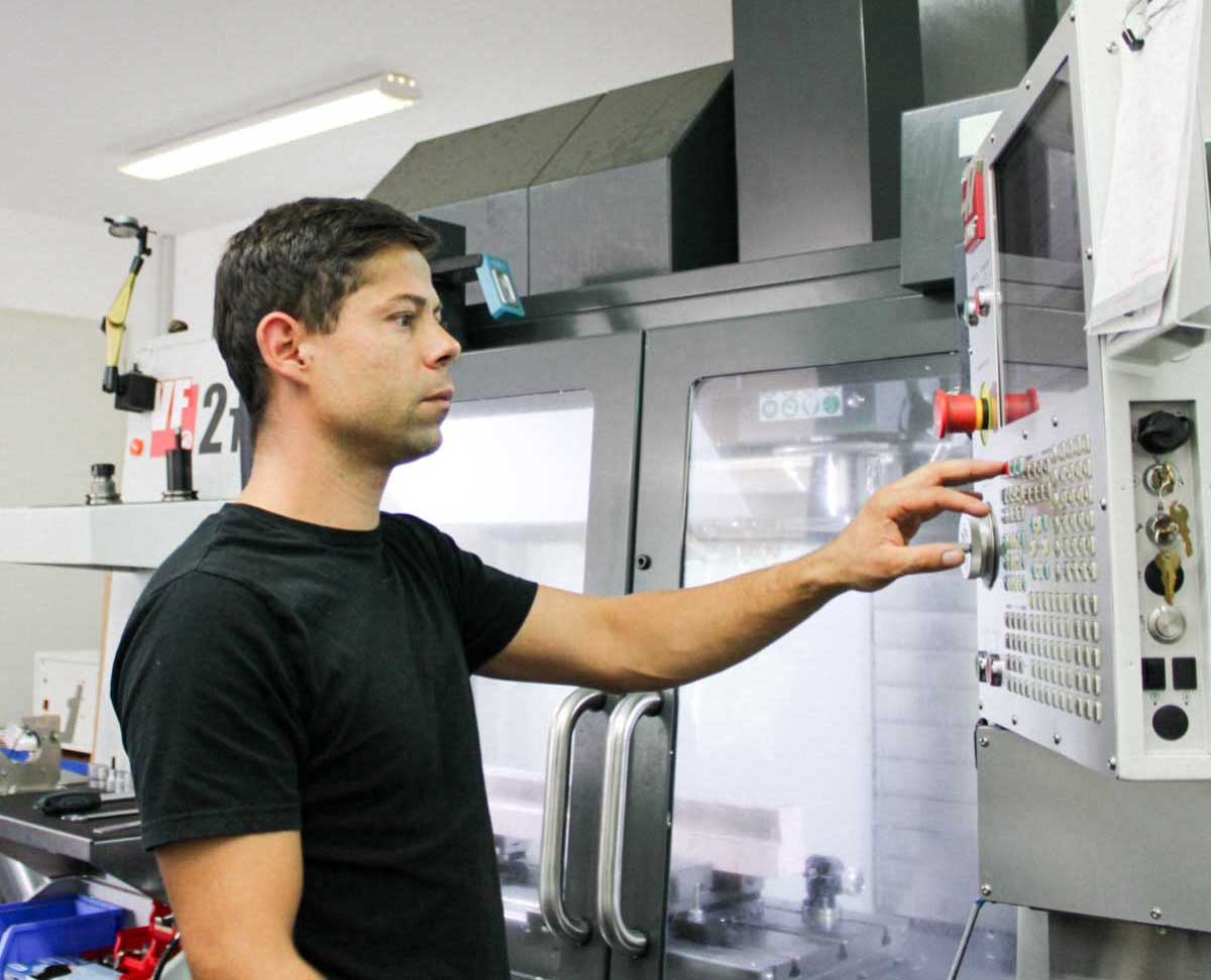 Rene Homuth an einer Industriemaschine